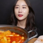 热狗和小姐姐吃年糕,热狗与小姐姐的年糕美食之旅