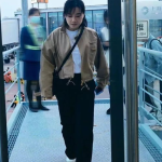 超火小姐姐走路素材图片,演绎时尚街头风采